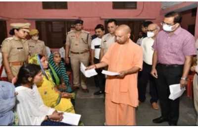 जनता दर्शन में सीएम योगी बोले घबराइए मत, कार्रवाई होगी सख्त